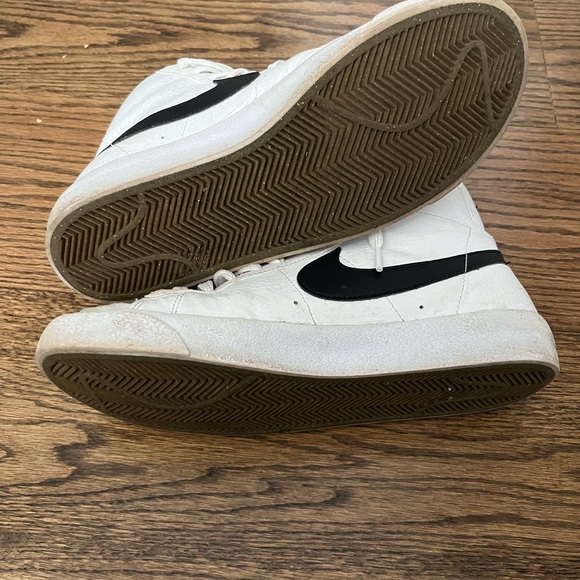 Nike Youth Classic White and Black Sneakers - Picture 5 of 6